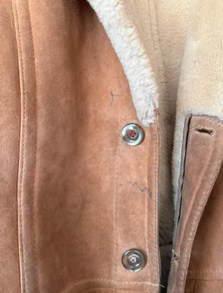 Abrigo de piel de cordero y lana. Muy calentito y