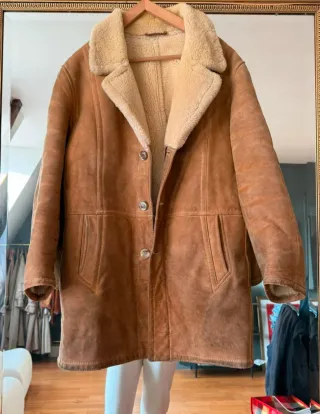 Abrigo de piel de cordero y lana. Muy calentito y