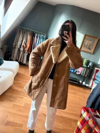 Abrigo de piel de cordero y lana. Muy calentito y