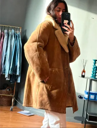 Abrigo de piel de cordero y lana. Muy calentito y