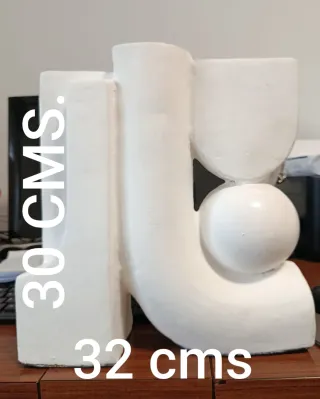 Escultura abstracta blanca moderna