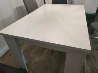 Mesa de comedor extensible blanca de madera
