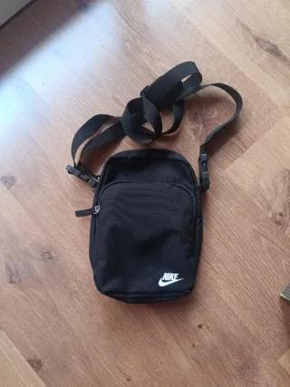 MOCHILA-BANDOLERA HERITAGE NIKE NEGRA