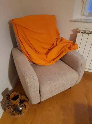 Coppia poltrone e pouf beige con fodera