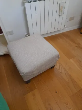 Coppia poltrone e pouf beige con fodera