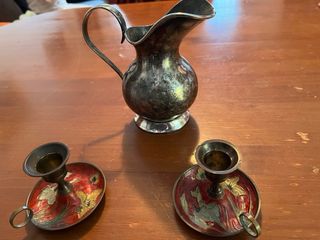 Juego de 2 candelabros de laton, y pequeña jarra