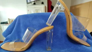 Zapatos de tacón transparente beige