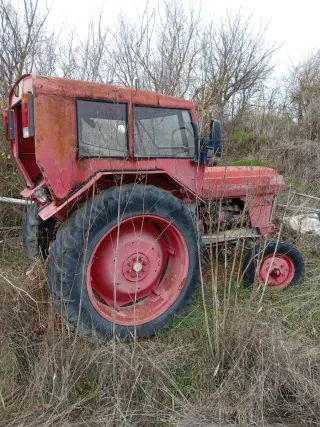 Tractor antiguo rojo