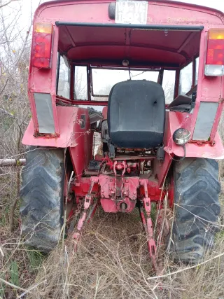Tractor antiguo rojo