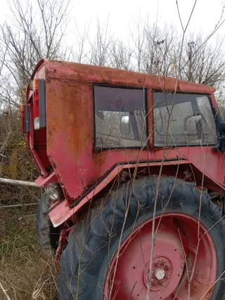 Tractor antiguo rojo