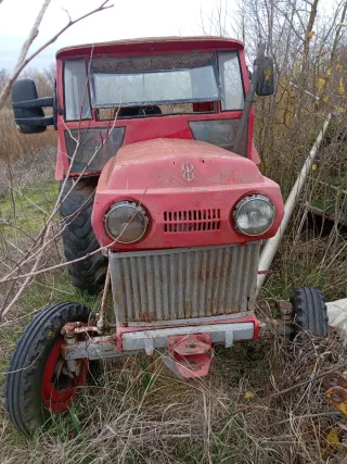 Tractor antiguo rojo