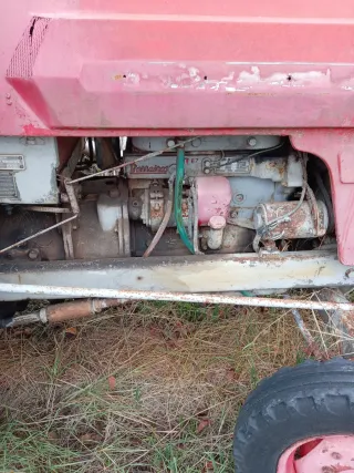 Tractor antiguo rojo