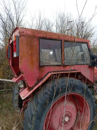 Tractor antiguo rojo