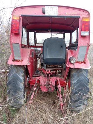 Tractor antiguo rojo