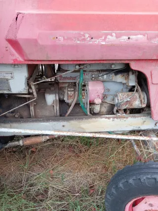 Tractor antiguo rojo