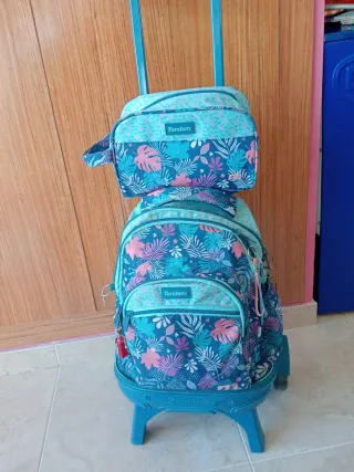 Mochila con carro y neceser estampado
