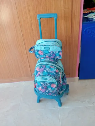 Mochila con carro y neceser estampado