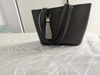 Bolso negro mujer con detalle colgante