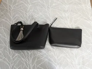 Bolso negro mujer con detalle colgante