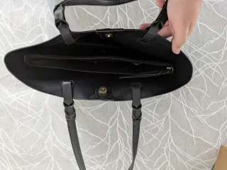 Bolso negro mujer con detalle colgante