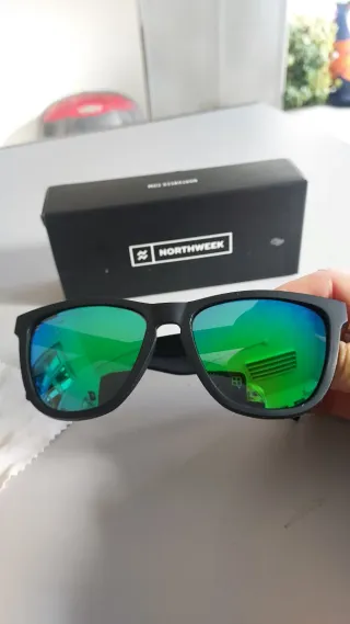 Occhiali da sole Northweek a specchio. Nuovi
