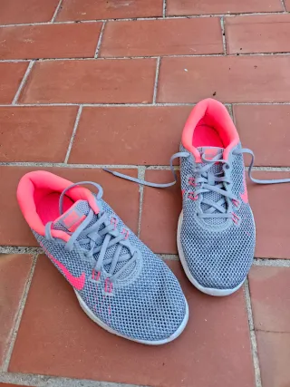 Zapatillas Nike Gris y Rosa Talla 37, 5
