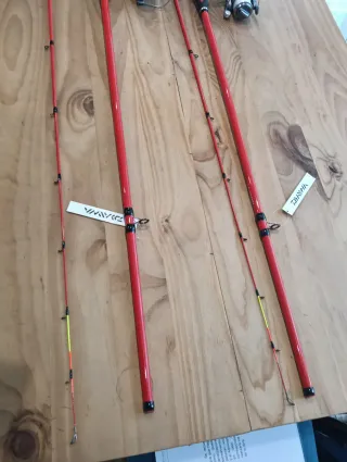 Canne da pesca rosse con mulinelli