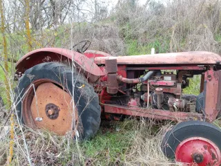 Tractor antiguo rojo