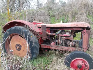 Tractor antiguo rojo