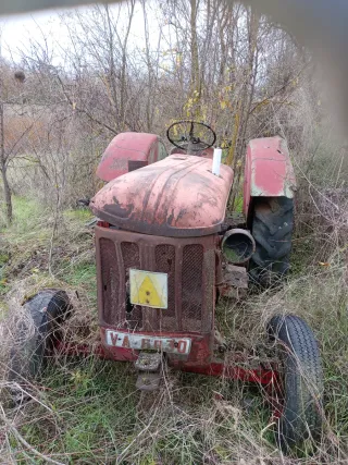 Tractor antiguo rojo