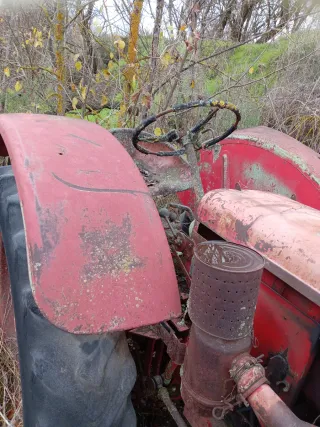 Tractor antiguo rojo