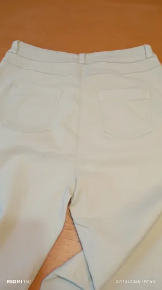 Pantalones chinos verde muy claro