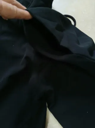 Pantaloni eleganti neri con vita a volant.