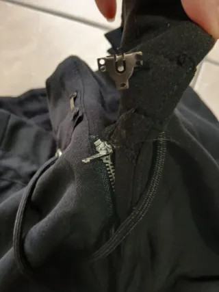 Pantaloni eleganti neri con vita a volant.