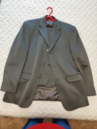 Traje gris con chaleco