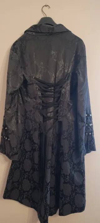 Abrigo ligero estilo gótico