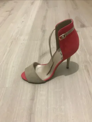 Sandalia tacón beige y fucsia