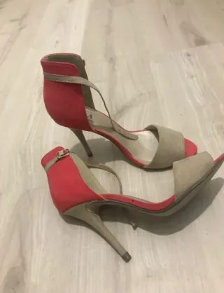 Sandalia tacón beige y fucsia