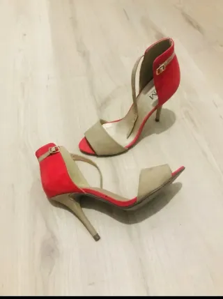 Sandalia tacón beige y fucsia