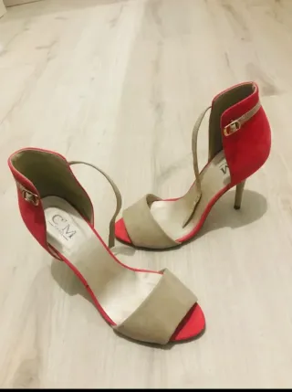 Sandalia tacón beige y fucsia