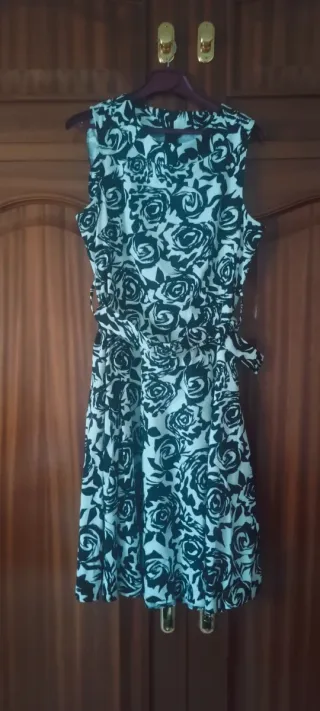 Vestido negro y blanco con estampado floral