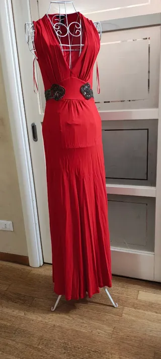 Vestito lungo rosso con perline