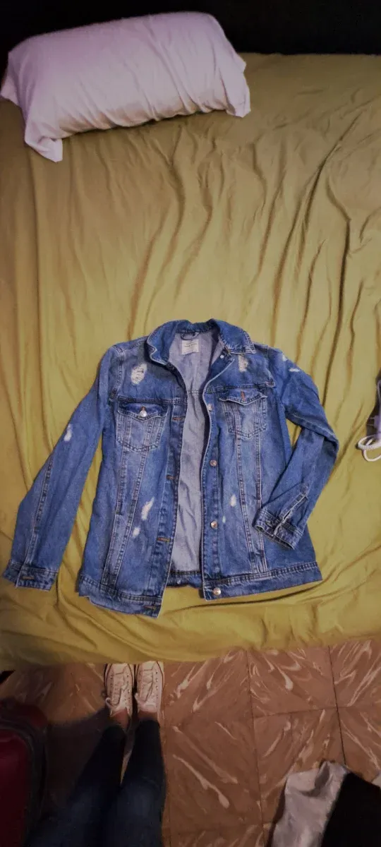 Lote de ropa de mujer con unas 30 o 40 prendas