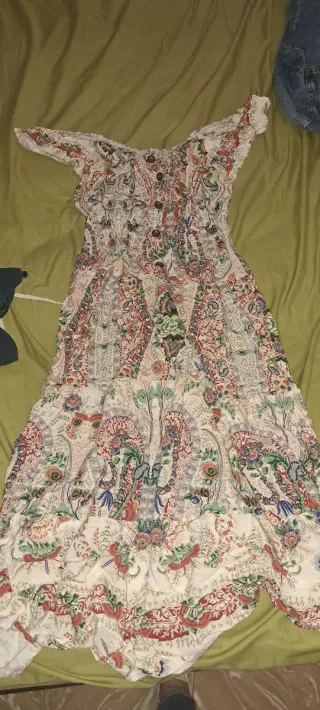 Consegna di abbigliamento femminile con circa 30-40 capi