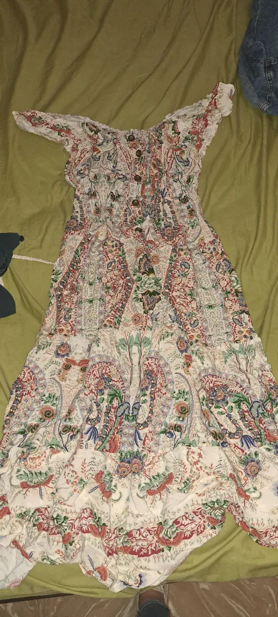 Lote de ropa de mujer con unas 30 o 40 prendas