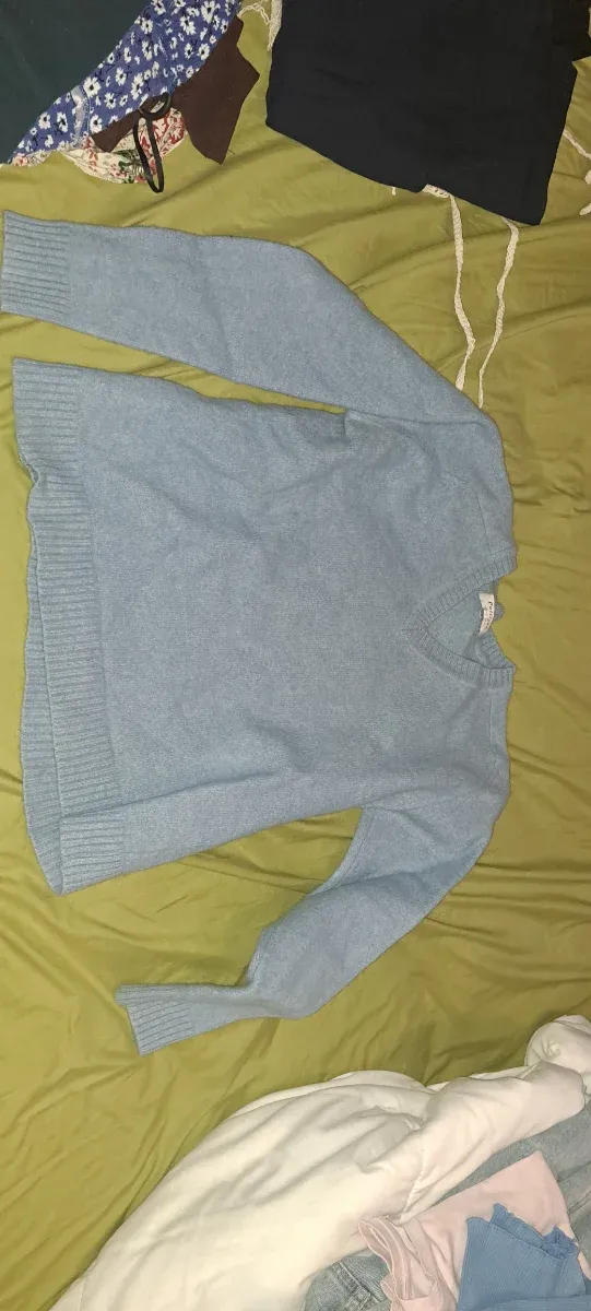 Lote de ropa de mujer con unas 30 o 40 prendas