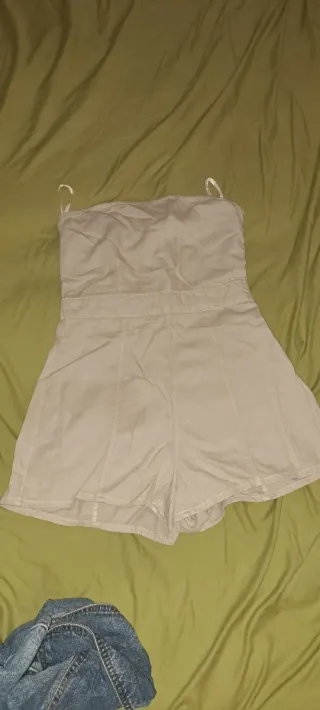 Consegna di abbigliamento femminile con circa 30-40 capi