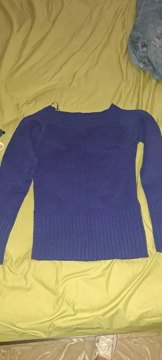 Lote de ropa de mujer con unas 30 o 40 prendas