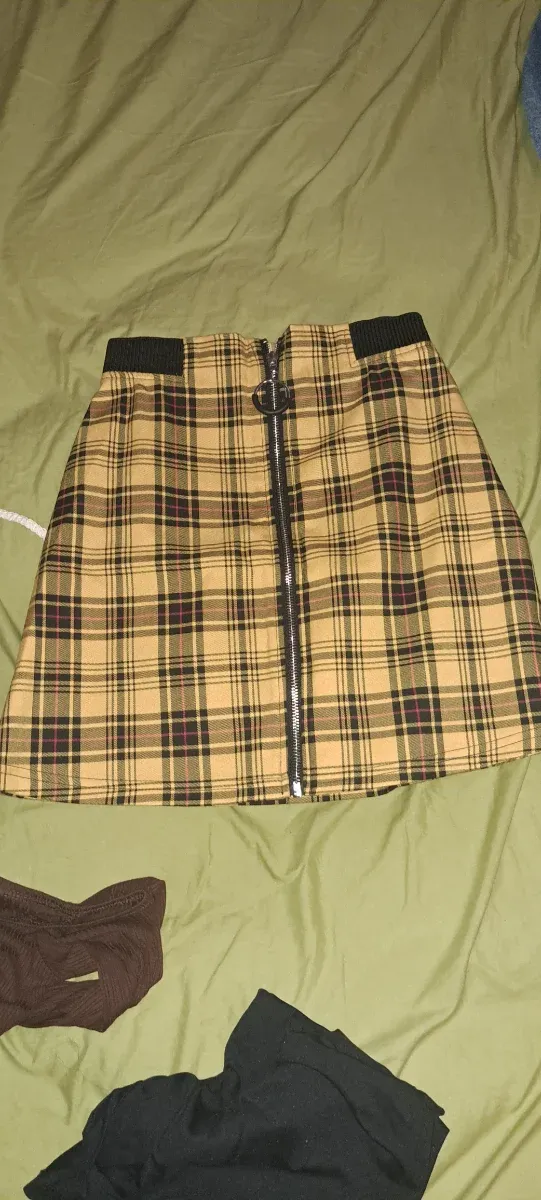 Lote de ropa de mujer con unas 30 o 40 prendas