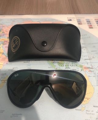 Occhiali da sole Ray-Ban neri e verdi